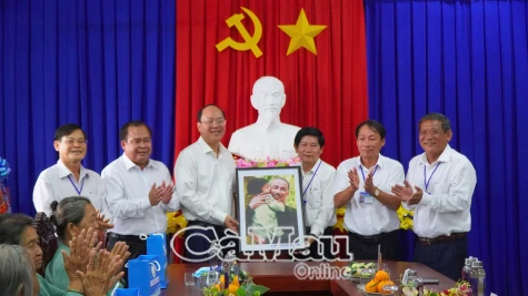 Bí thư Tỉnh uỷ Nguyễn Hồ Hải thăm, tặng quà tại Trung tâm Bảo trợ xã hội