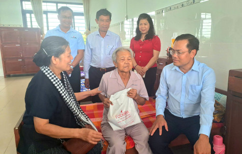Hơn 220 trẻ em, người già được tặng quà tại chương trình “Thắp sáng những ước mơ” tri ân đồng bào và chiến sĩ miền Nam