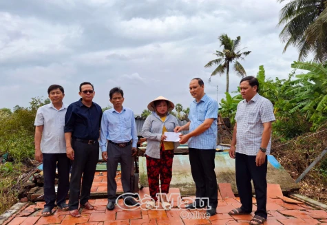 Huyện U Minh hỗ trợ người dân bị thiệt hại do lốc xoáy