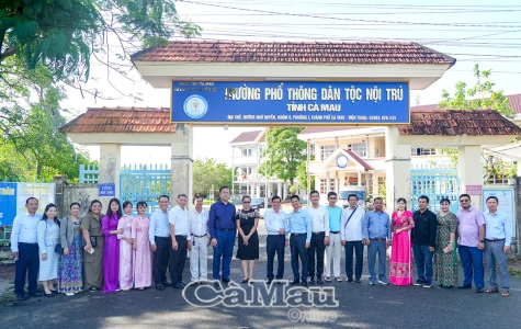 Đoàn Tổng Lãnh sự Vương quốc Campuchia thăm và làm việc tại Trường Phổ thông Dân tộc nội trú Cà Mau