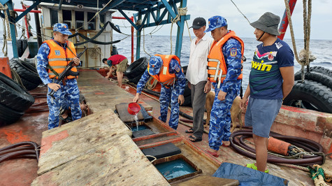 Bộ Tư lệnh Vùng Cảnh sát biển 4: Bắt giữ người, tàu vận chuyển khoảng 50.000 lít dầu D.O trái phép