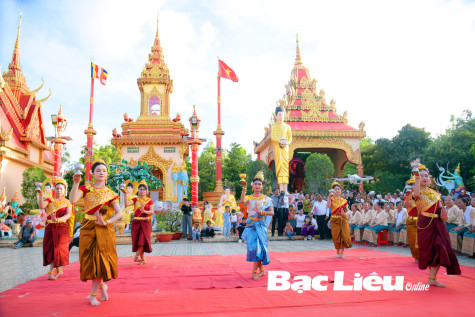 Gắn kết bảo tồn văn hóa Khmer với phát triển du lịch:​ Ánh lên những gam màu rực rỡ