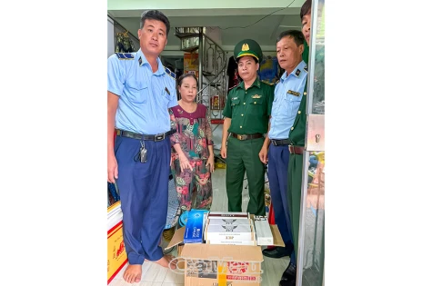 Đồn Biên phòng Sông Đốc phát hiện hơn 330 bao thuốc lá nhập lậu