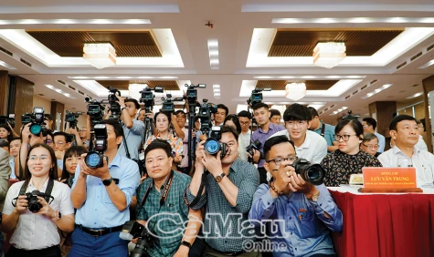 Báo chí trong công tác đấu tranh chống tham nhũng, tiêu cực
