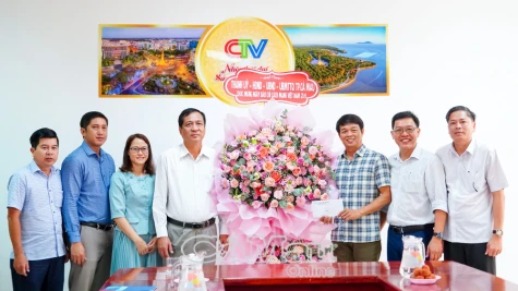 Nhiều đoàn đến thăm, chúc mừng 21/6 Báo và Đài Phát thanh - Truyền hình Cà Mau