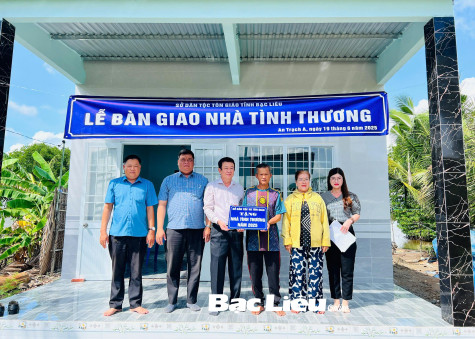 Sở Dân tộc và Tôn giáo bàn giao nhà tình thương và tặng quà cho hộ khó khăn