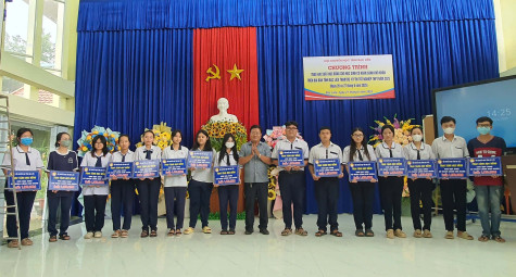 Trao học bổng cho học sinh có hoàn cảnh khó khăn trước kỳ thi tốt nghiệp THPT năm 2025