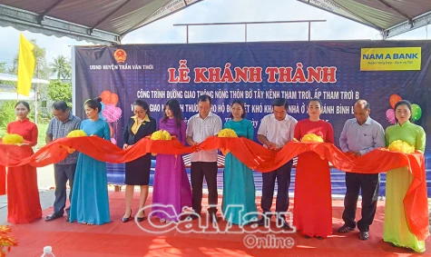 Khánh thành lộ giao thông nông thôn và trao nhà tình thương tại xã Khánh Bình Đông