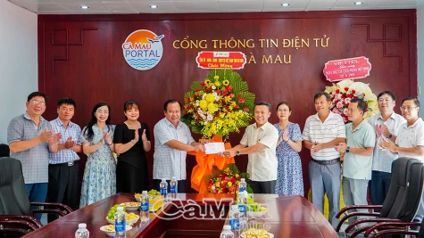 Phó Chủ tịch UBND tỉnh Nguyễn Minh Luân thăm, chúc mừng 21/6 Cổng thông tin điện tử tỉnh
