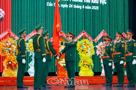 Công bố quyết định sáp nhập và tổ chức lại cơ quan quân sự thuộc Quân khu 9