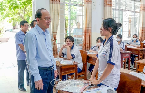 Bí thư Tỉnh uỷ kiểm tra công tác tổ chức thi tốt nghiệp tại điểm thi 03 - Trường THPT Cà Mau