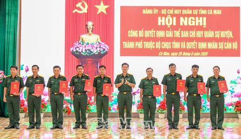 Công bố Quyết định giải thể Ban Chỉ huy quân sự huyện, thành phố