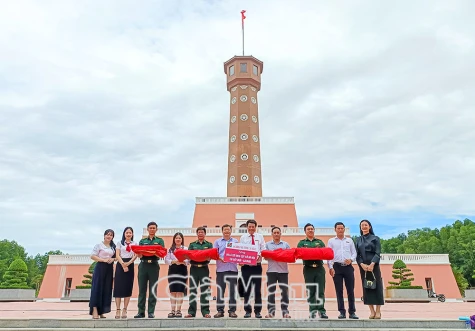 Trao tặng cờ Tổ quốc tại Cột cờ Hà Nội - Mũi Cà Mau: Lan toả tình yêu quê hương, đất nước