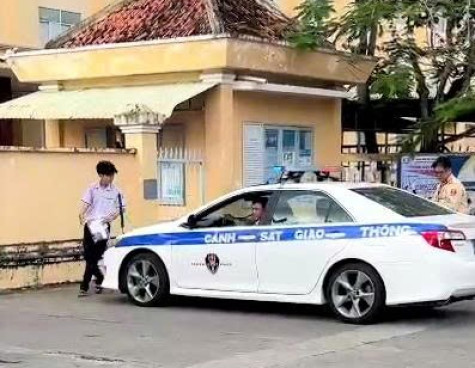 Cảnh sát giao thông đến tận nhà đón nam sinh ngủ quên đi thi