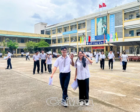 Khép lại ngày thi đầu tiên: Nhiều cảm xúc tích cực sau hai môn thi Ngữ Văn, Toán