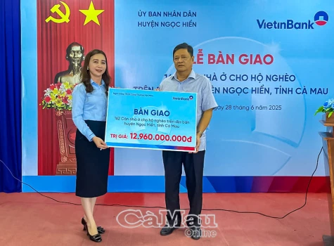 Bàn giao 126 căn nhà cho hộ nghèo huyện Ngọc Hiển