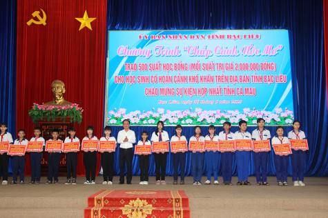 Trao 500 suất học bổng cho học sinh khó khăn nhân sự kiện chào mừng Bạc Liêu - Cà Mau hợp nhất