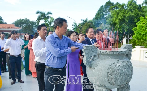 Đoàn công tác Uỷ ban MTTQ Việt Nam tỉnh dâng hoa, dâng hương tưởng niệm Chủ tịch Hồ Chí Minh
