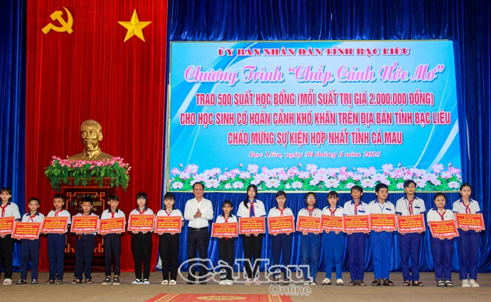 Trao 500 suất học bổng cho học sinh khó khăn nhân sự kiện hợp nhất Bạc Liêu – Cà Mau   