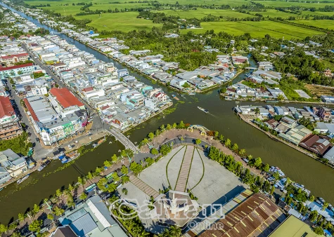 Dòng  kinh xáng chảy ra 7 ngã