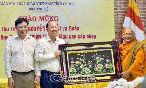 Bí thư Tỉnh uỷ Nguyễn Hồ Hải chúc mừng Ban Trị sự Giáo hội Phật giáo tỉnh