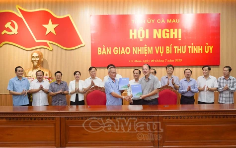 Bàn giao nhiệm vụ Bí thư Tỉnh uỷ: Củng cố tổ chức, hướng đến mục tiêu tăng trưởng