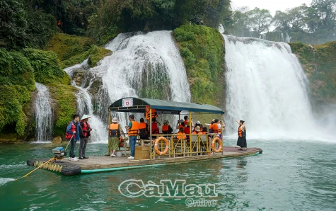 Hùng vĩ thác Bản Giốc