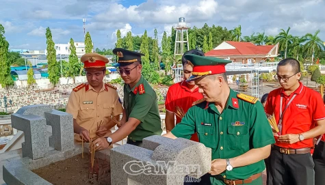 Viettel Cà Mau thay hoa tri ân liệt sĩ
