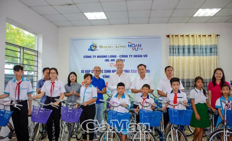 Vận động trao 76 xe đạp cho học sinh nghèo