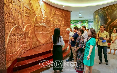 Nguyên lãnh đạo tỉnh An Giang tham quan các điểm du lịch Cà Mau