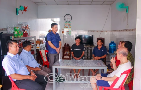 Thăm hỏi các gia đình thiệt hại do sạt lở tại phường Giá Rai