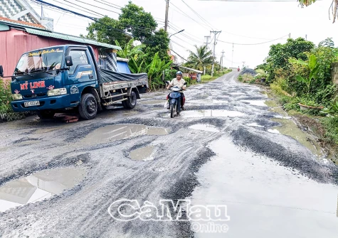 Tuyến đường tỉnh 978, người dân khốn khổ vì “ổ voi”, “ổ gà”