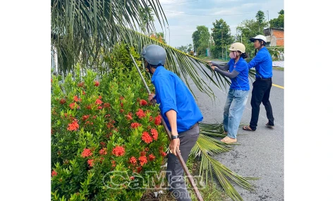Ra quân xây dựng môi trường "Sáng - xanh - sạch - đẹp" tại xã Hồng Dân