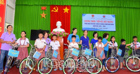 Chung tay nâng bước em nhỏ đến trường