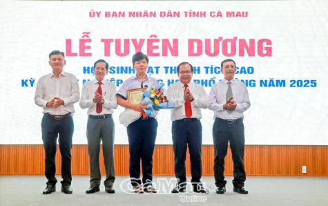 Lễ tuyên dương 32 học sinh đạt thành tích cao tại Kỳ thi tốt nghiệp THPT năm 2025