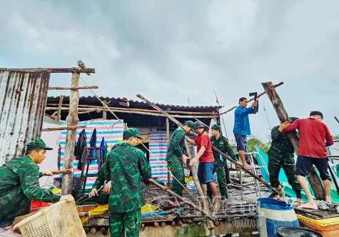 Đồn Biên Phòng Đất Mũi kịp thời hỗ trợ người dân khắc phục hậu quả thiên tai