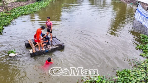 Giữ con an toàn giữa miền sông nước