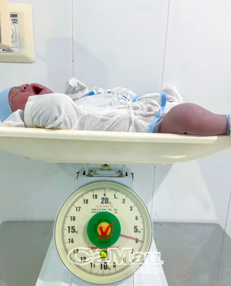 Sinh mổ thành công bé trai gần 6 kg tại Bệnh viện Đa khoa Trần Văn Thời