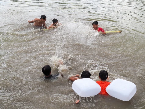 An toàn cho trẻ vùng sông nước