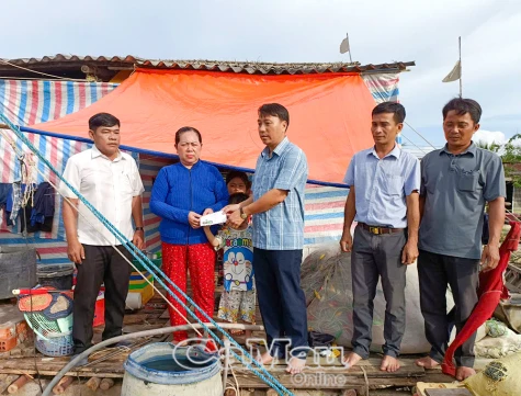 Kịp thời thăm hỏi, hỗ trợ hộ dân bị lốc xoáy ở xã Đất Mũi