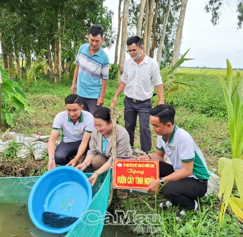 MTTQ xã Phước Long trao “Vườn cây, ao cá tình nghĩa” tặng gia đình chính sách