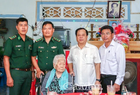 Xã Khánh Lâm thăm tặng quà cho Mẹ Việt Nam anh hùng và gia đình chính sách