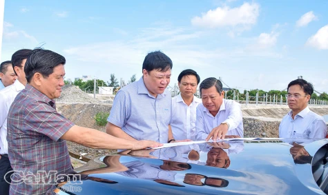 Chủ tịch UBND tỉnh Phạm Thành Ngại khảo sát một số dự án phát triển kinh tế ven biển