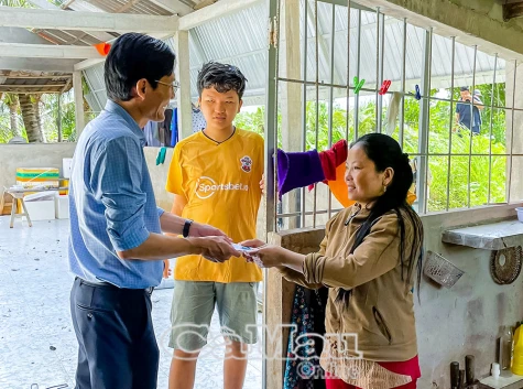 Xã Hưng Mỹ thăm hỏi, hỗ trợ các hộ dân có nhà bị lốc xoáy