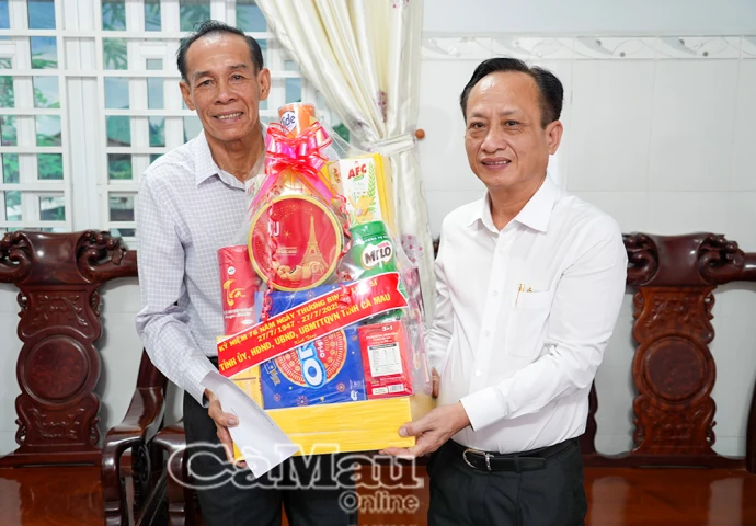 Chủ tịch HĐND tỉnh Phạm Văn Thiều tri ân gia đình chính sách