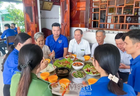 Bữa cơm sum vầy, ấm áp yêu thương