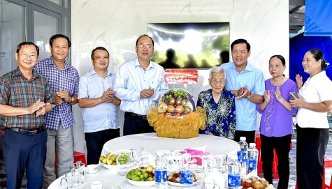 Nhiều đoàn cán bộ tỉnh thăm, tặng quà các gia đình chính sách