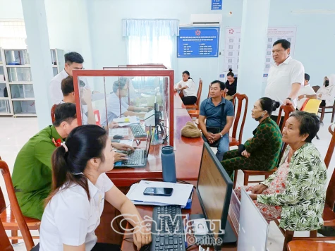 Phó Chủ tịch UBND tỉnh Lâm Văn Bi làm việc với xã Đất Mũi và Phan Ngọc Hiển