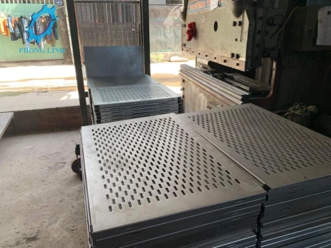 Sản xuất tôn đục lỗ - Công ty Phong Linh cung cấp sỉ và lẻ với giá tốt nhất