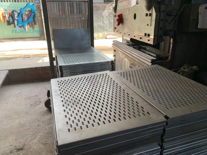 Sản xuất tôn đục lỗ - Công ty Phong Linh cung cấp sỉ và lẻ với giá tốt nhất